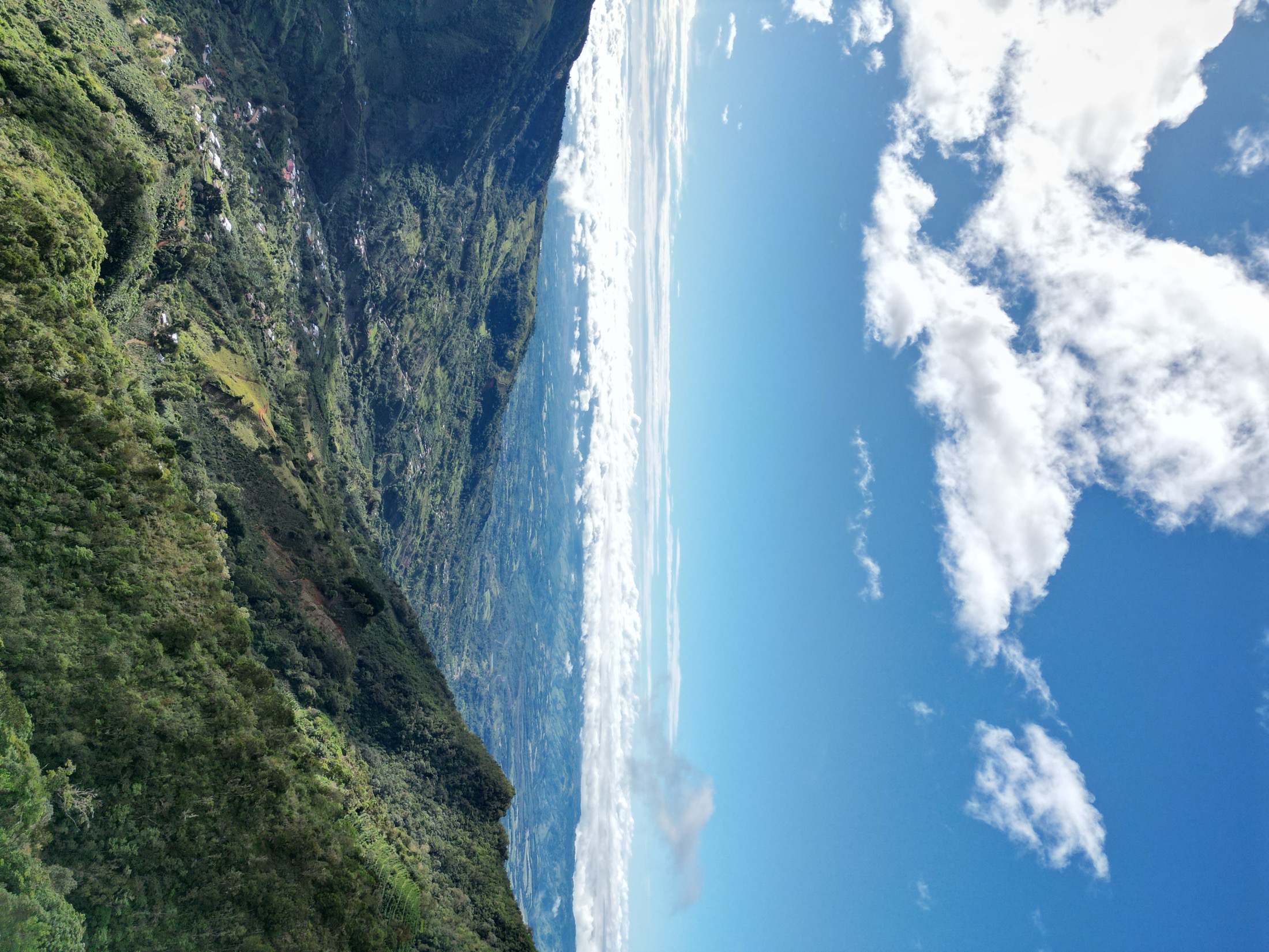 Valle montañoso sobre las nubes